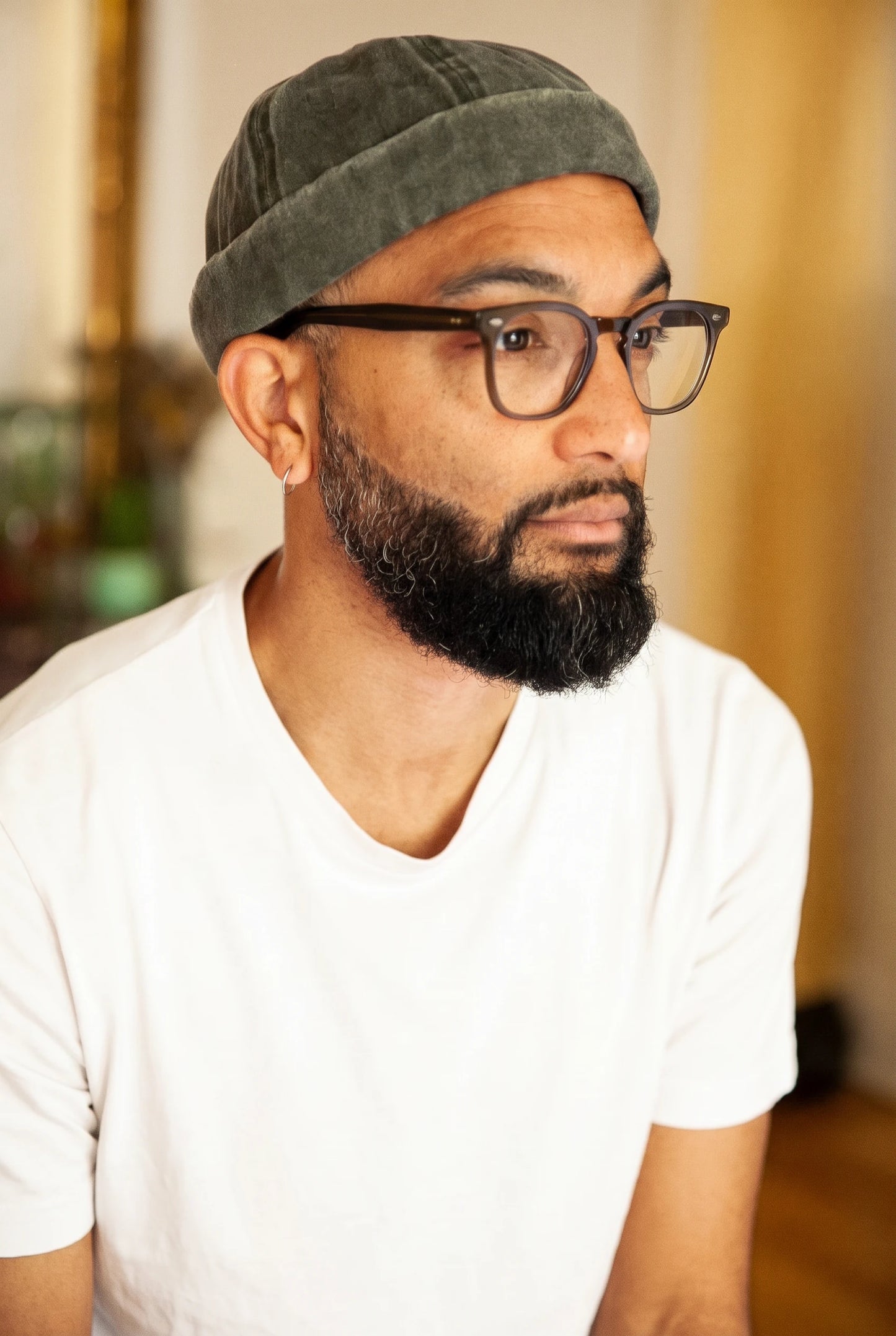Bonnet docker en coton kaki porté par un homme, portrait
