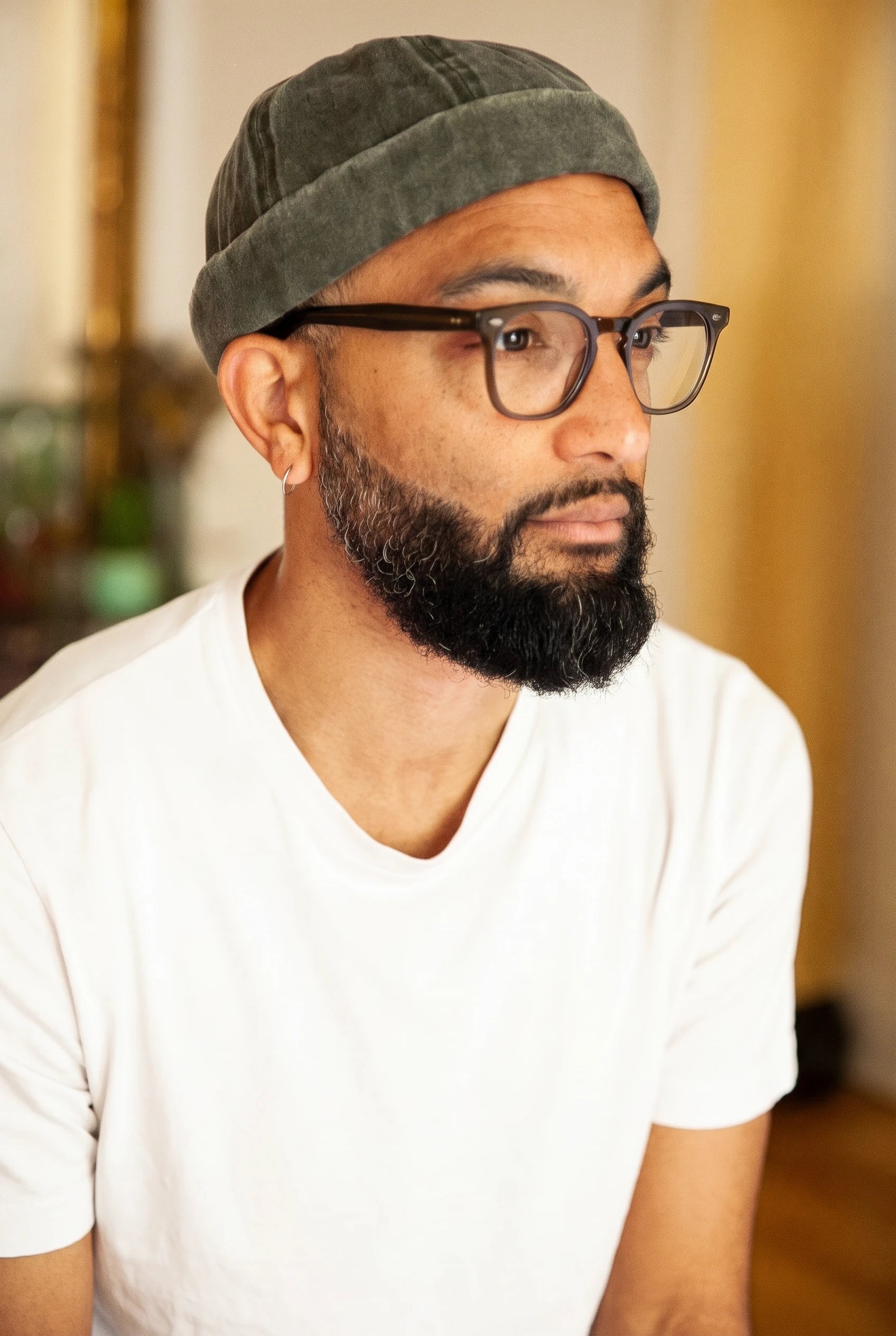 Bonnet docker en coton kaki porté par un homme, portrait
