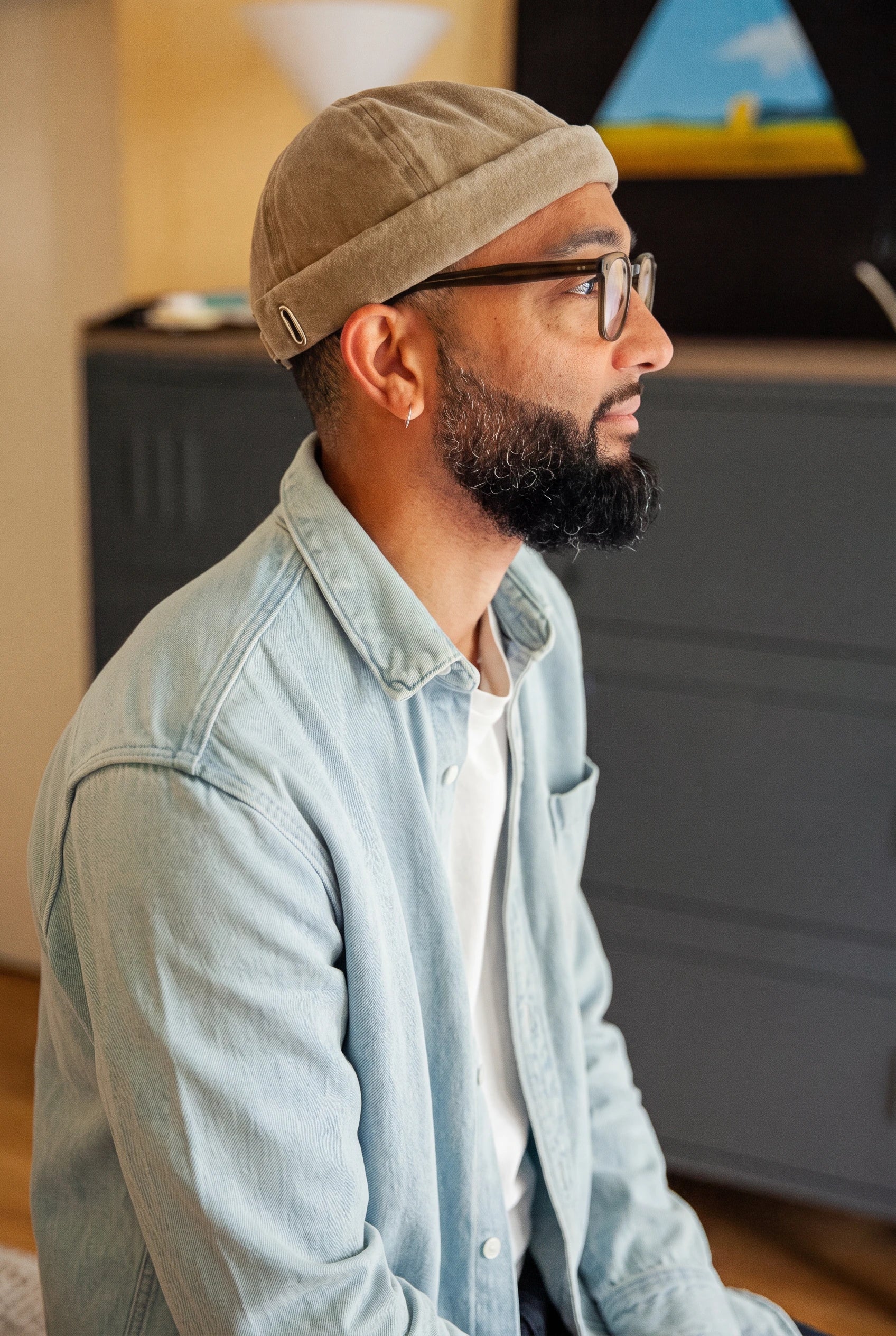 Bonnet docker en coton kaki porté par un homme, vue de profil