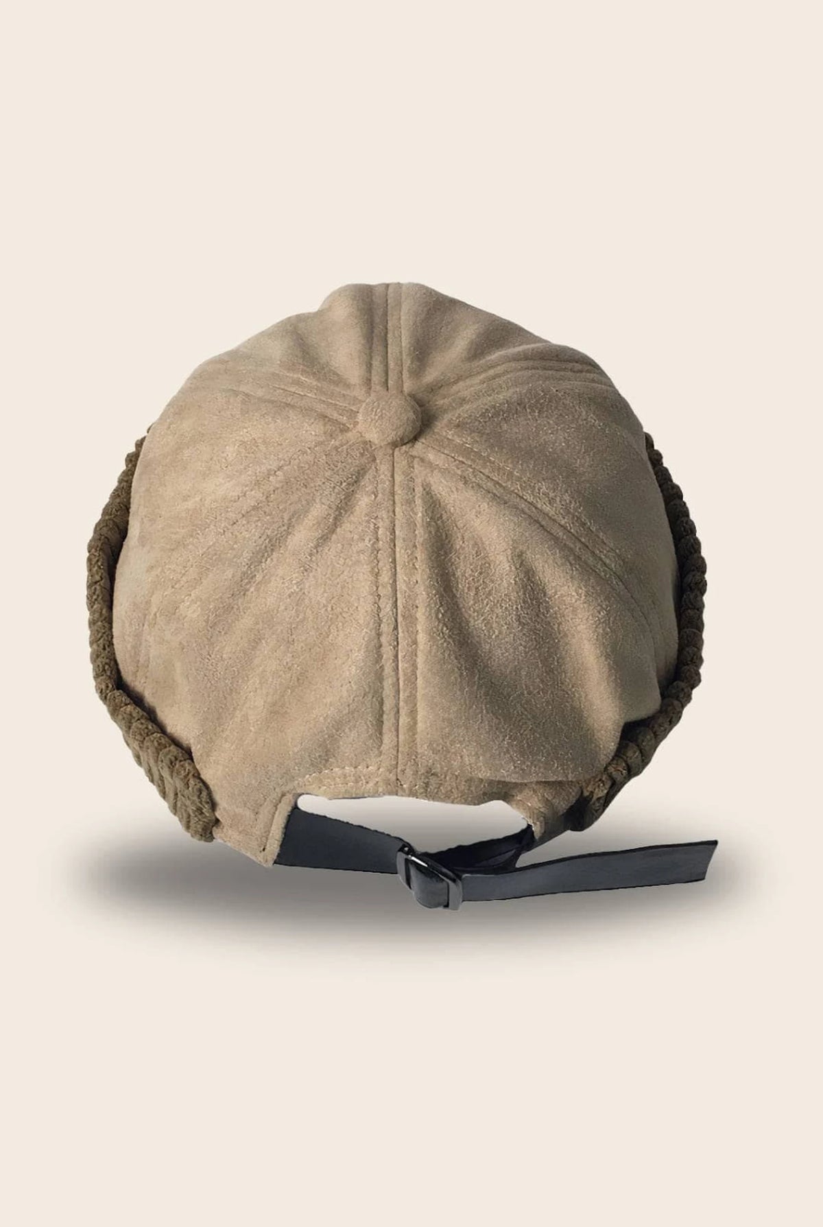 Bonnet docker de Daim taupe, vue de dos avec sangle réglable