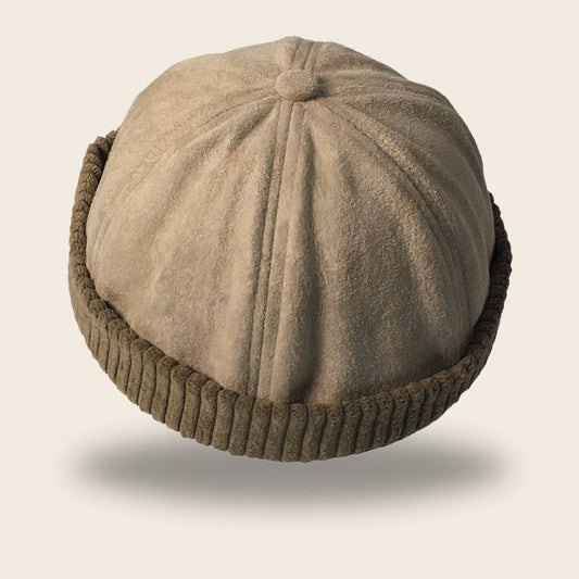 Bonnet docker de Daim taupe avec bord tressé, vue de trois quarts