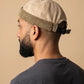 Bonnet docker de Daim beige porté par un homme, vue de dos sur la fermeture