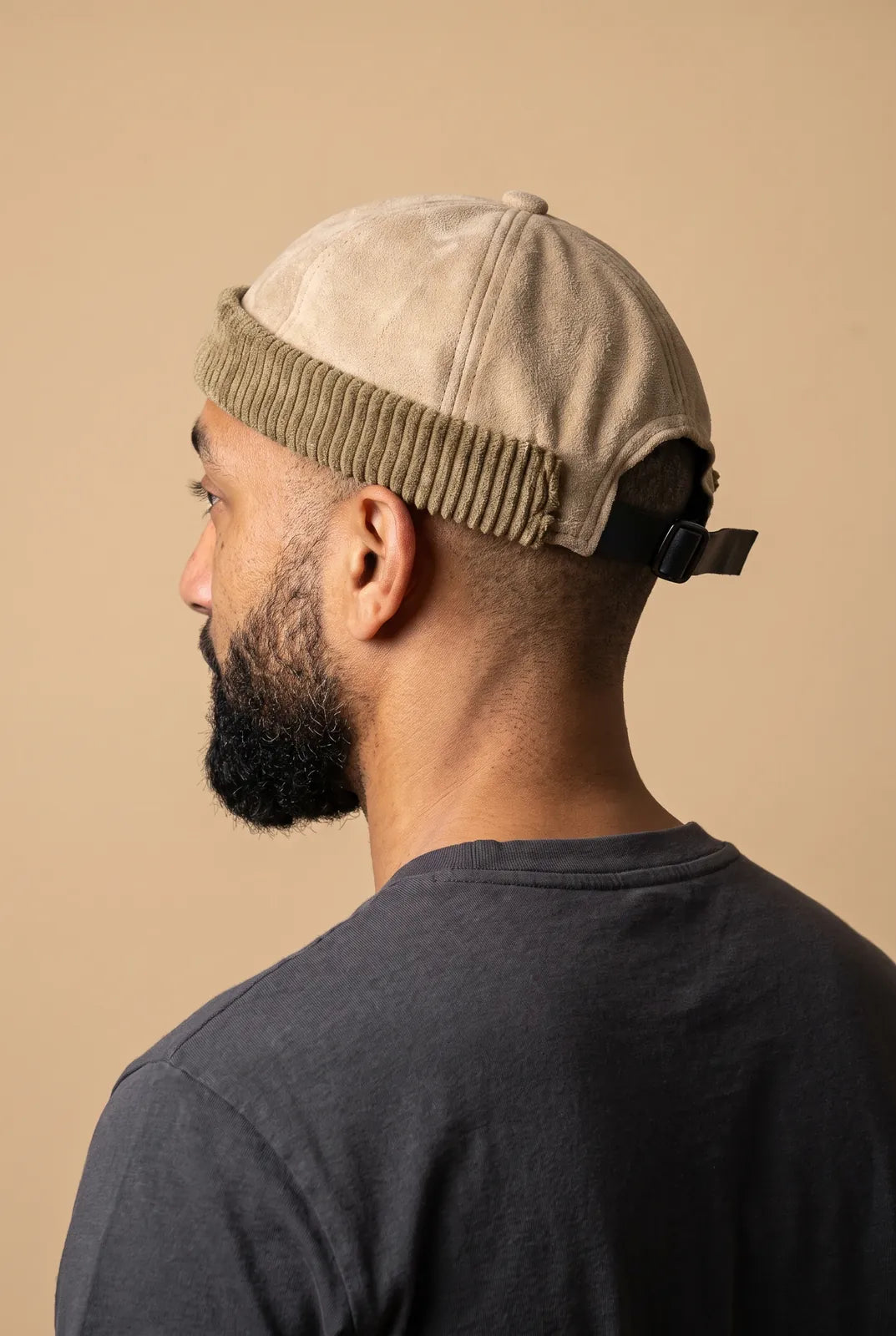 Bonnet docker de Daim beige porté par un homme, vue de dos sur la fermeture