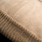Gros plan sur la matière du bonnet docker de Daim beige