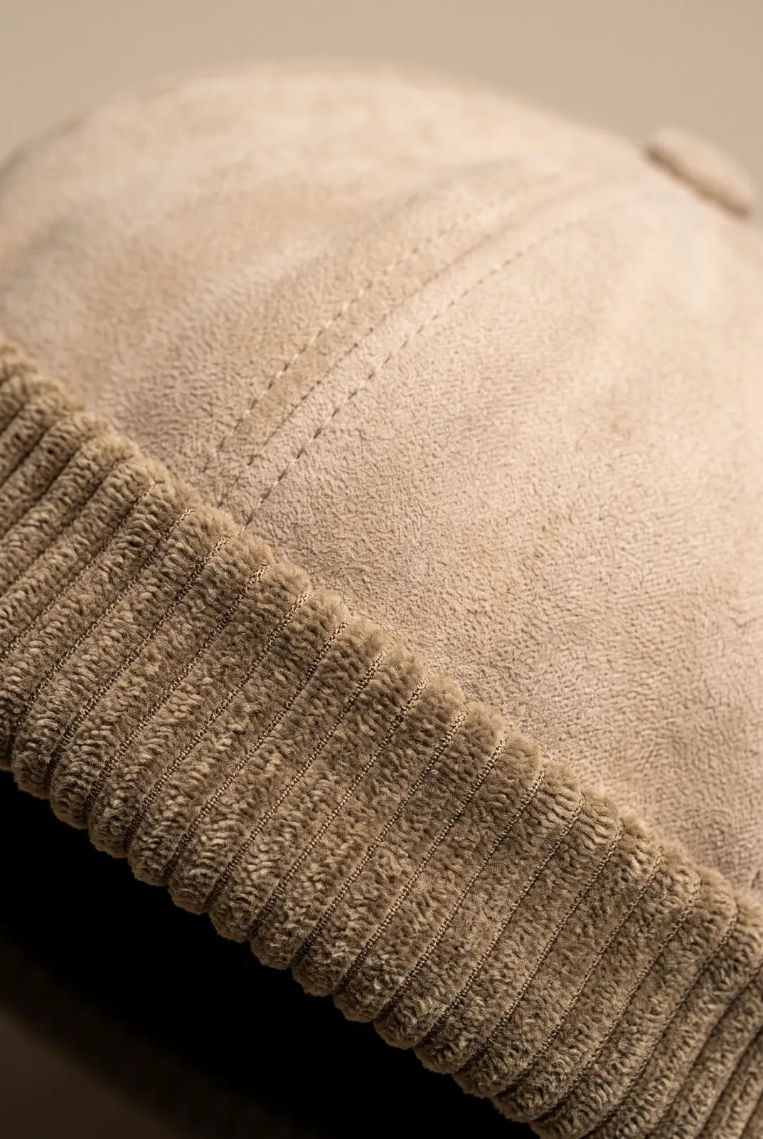 Gros plan sur la matière du bonnet docker de Daim beige