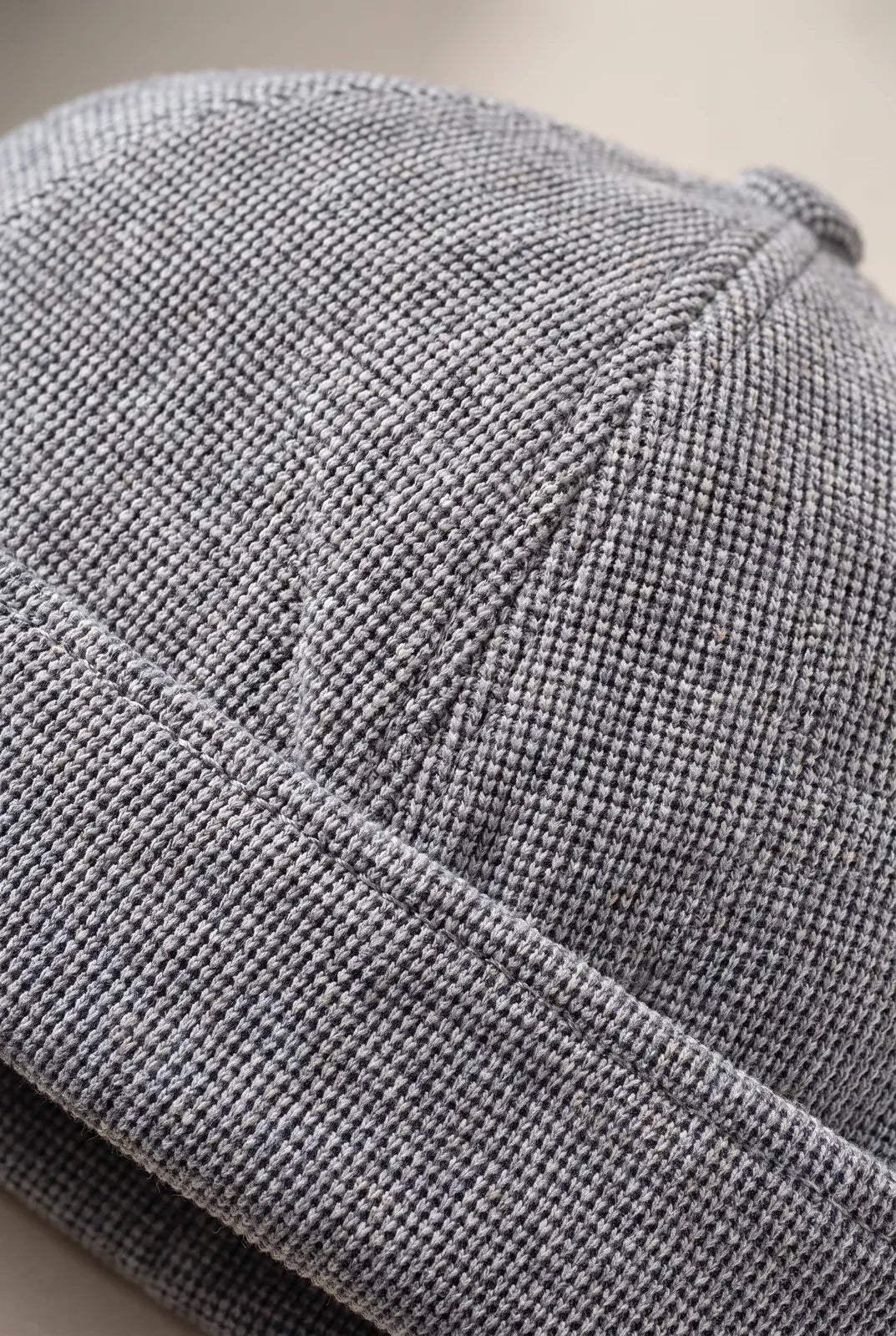 Gros plan sur la matière du bonnet docker Design gris