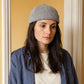 Bonnet docker Design gris porté par une femme en intérieur