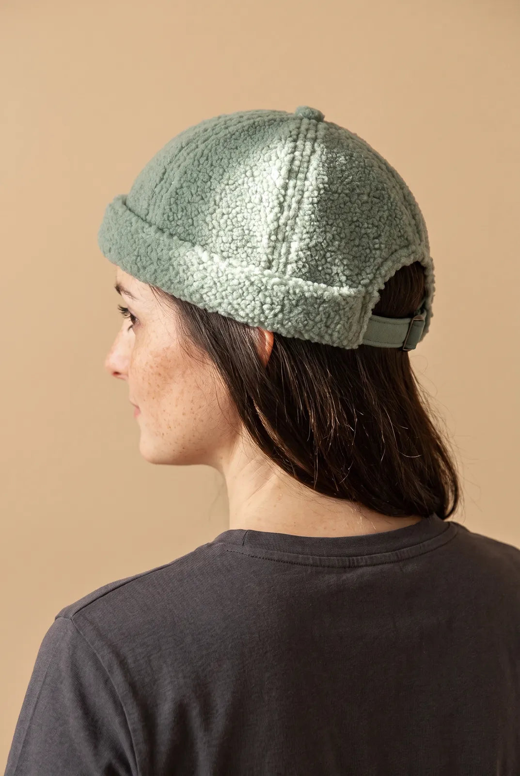 Bonnet docker Effet Laine vert porté par une femme, vue de dos sur la fermeture