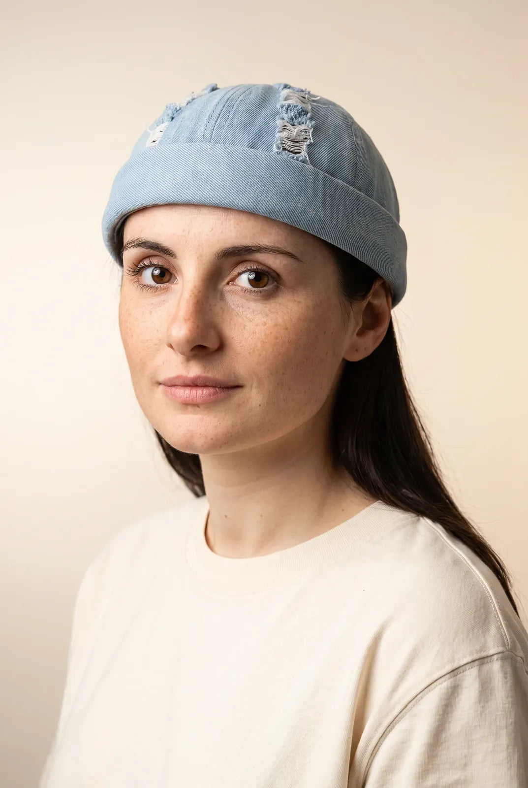 Bonnet docker en Jean raw denim porté par une femme, portrait