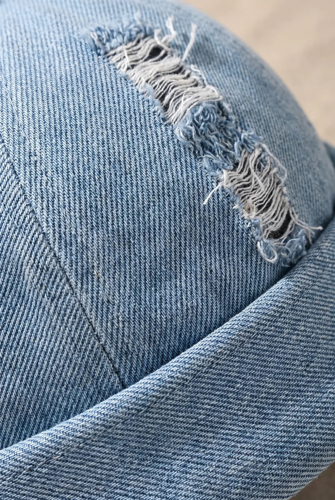 Gros plan sur la matière du bonnet docker en Jean raw denim