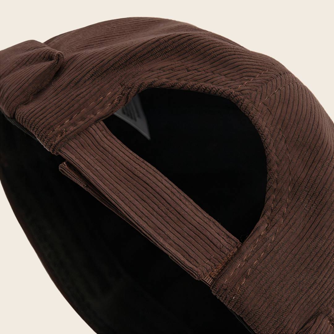 Gros plan sur l'ouverture arrière du bonnet docker en Velours marron