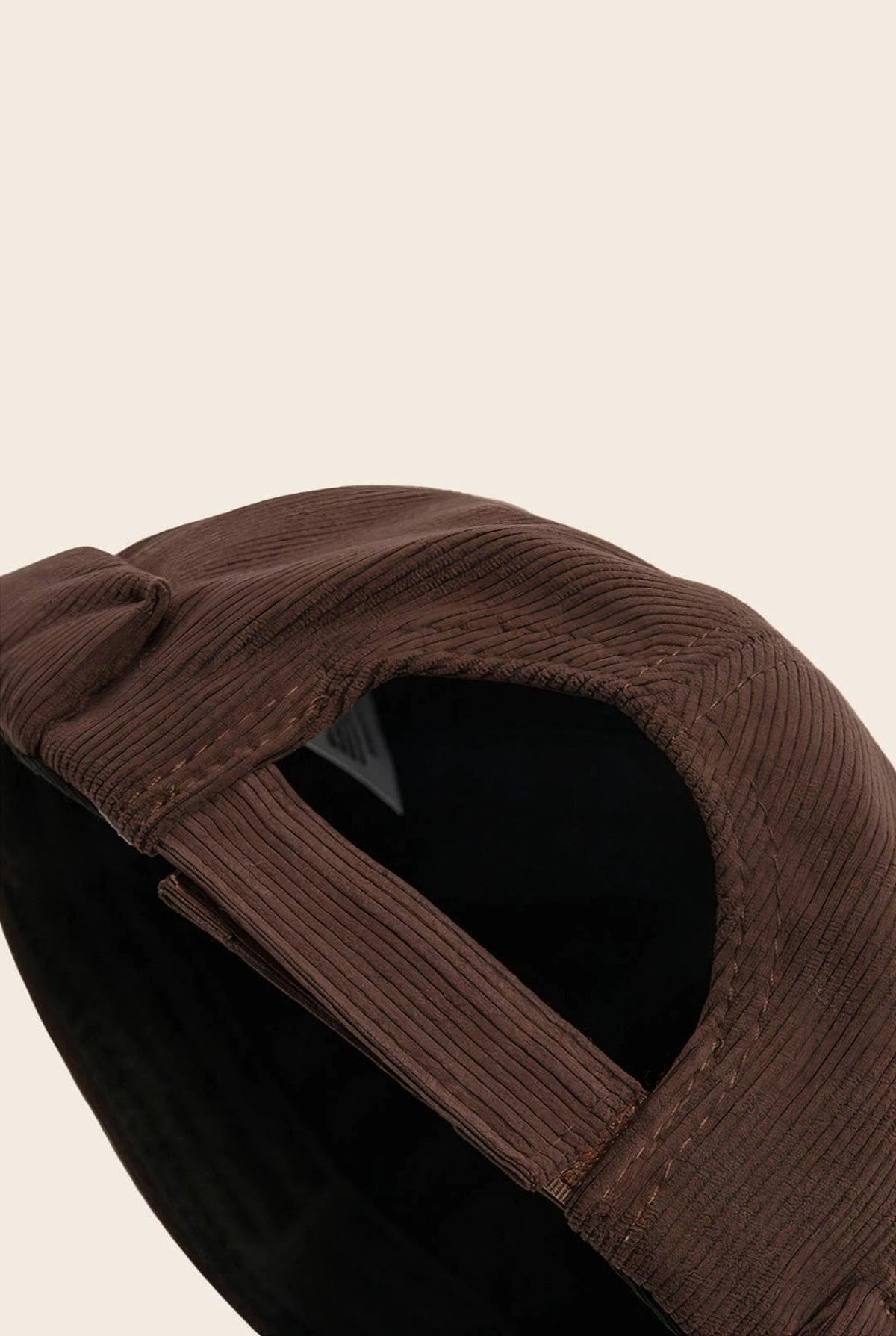 Gros plan sur l'ouverture arrière du bonnet docker en Velours marron