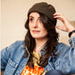 Bonnet docker en Velours kaki porté par une femme, portrait