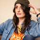 Bonnet docker en Velours kaki porté par une femme, portrait