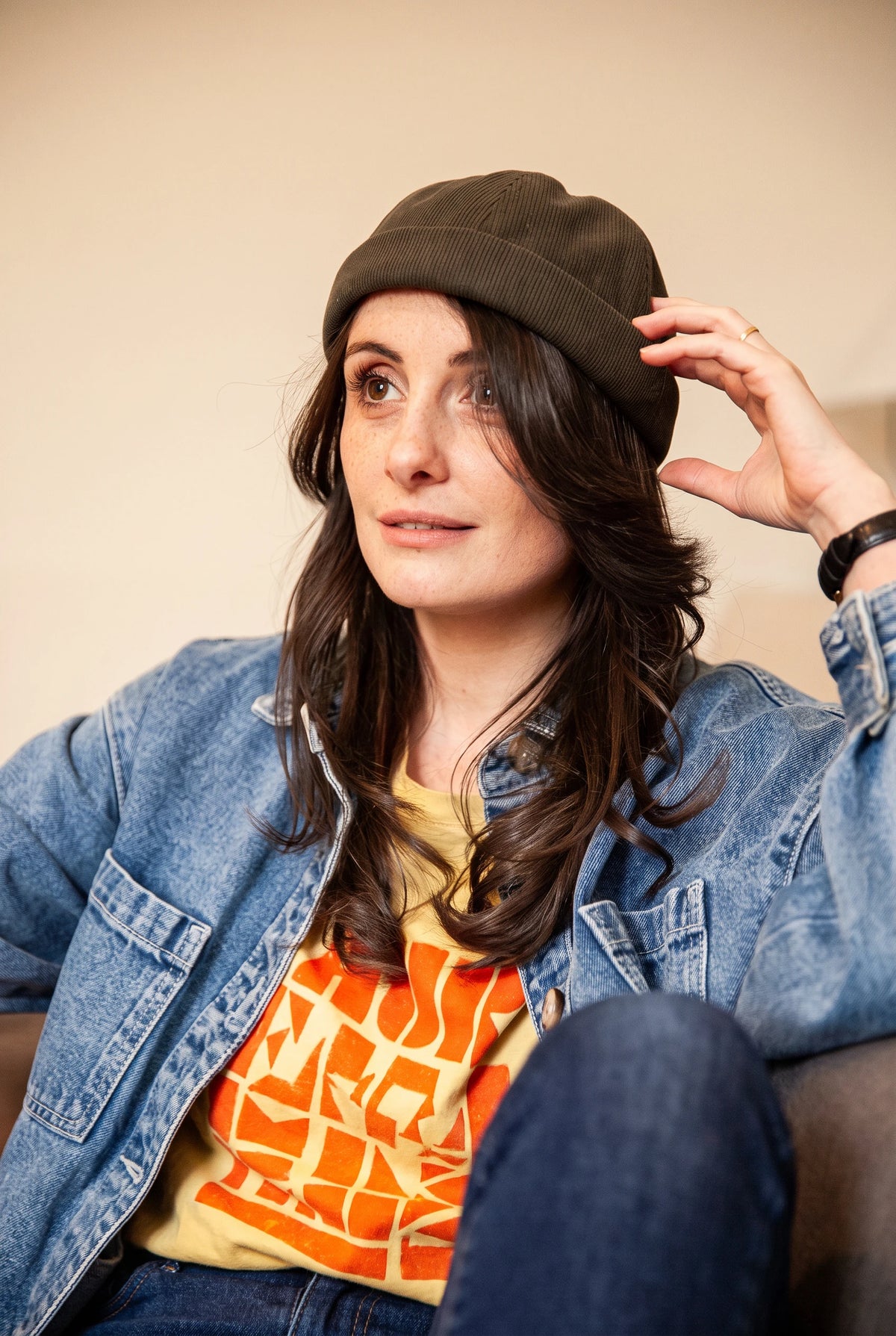 Bonnet docker en Velours kaki porté par une femme, portrait