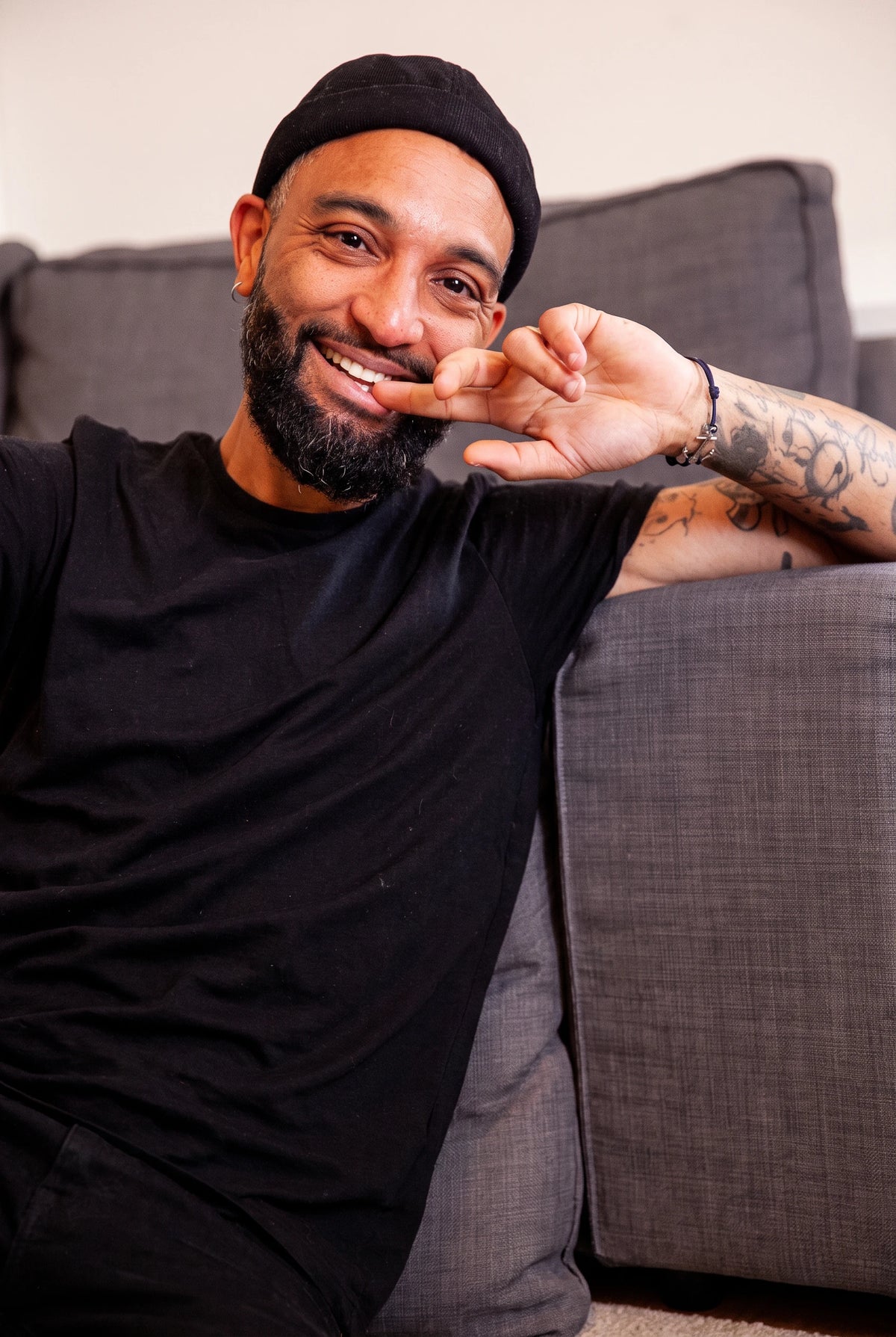 Bonnet docker en Velours noir porté par un homme souriant