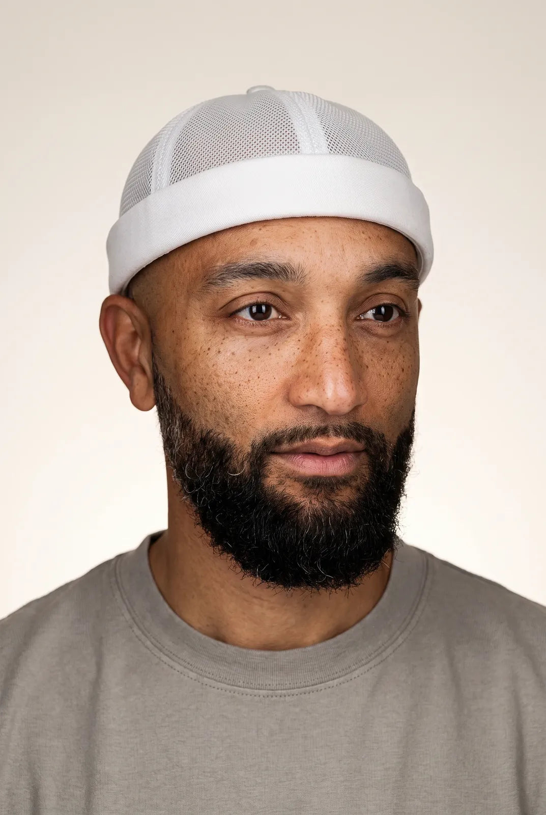 Bonnet docker Filet blanc porté par un homme, portrait