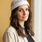 Bonnet docker Filet blanc porté par une femme en intérieur