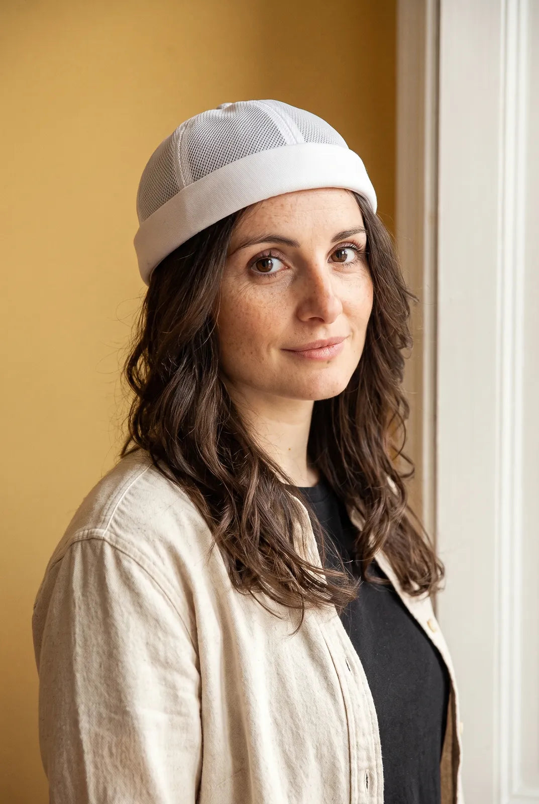 Bonnet docker Filet blanc porté par une femme en intérieur