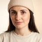 Bonnet docker Grosse Maille beige porté par une femme, portrait