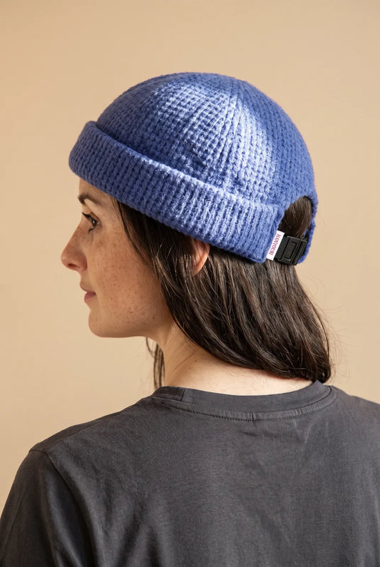 Bonnet docker Grosse Maille beige porté par une femme, vue de dos sur la fermeture
