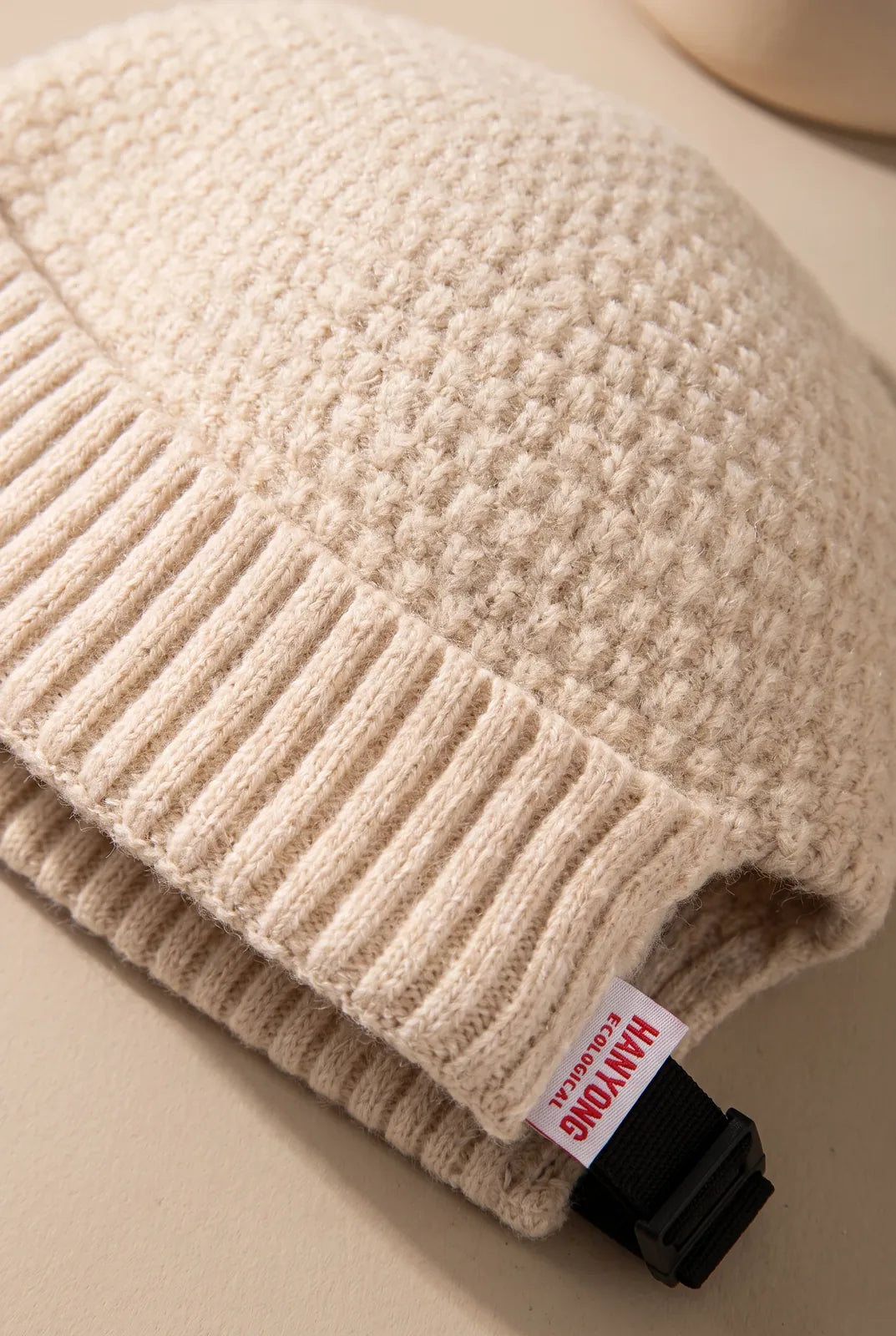 Gros plan sur la matière du bonnet docker Grosse Maille beige
