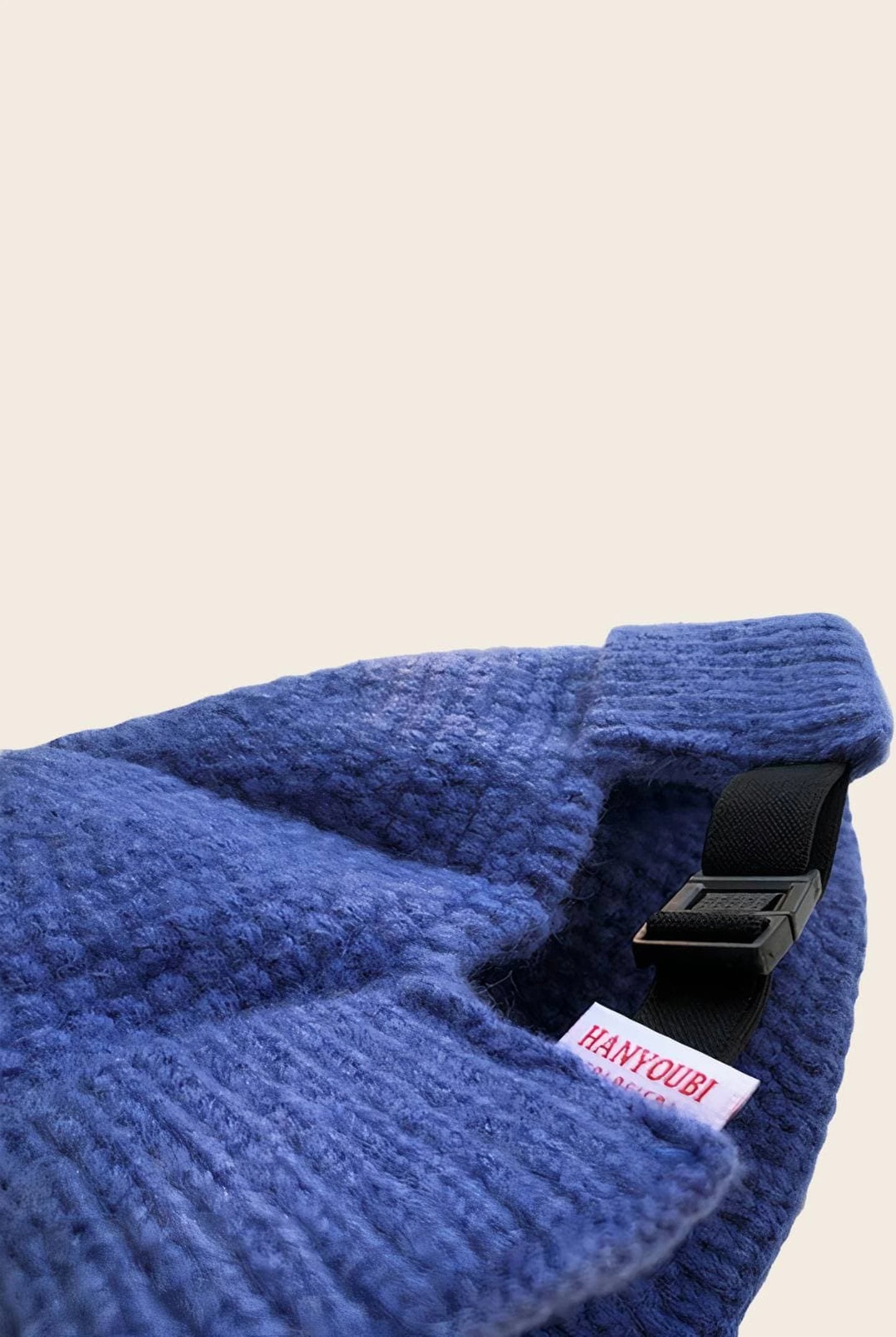 Gros plan sur la sangle réglable du bonnet docker Grosse Maille bleu