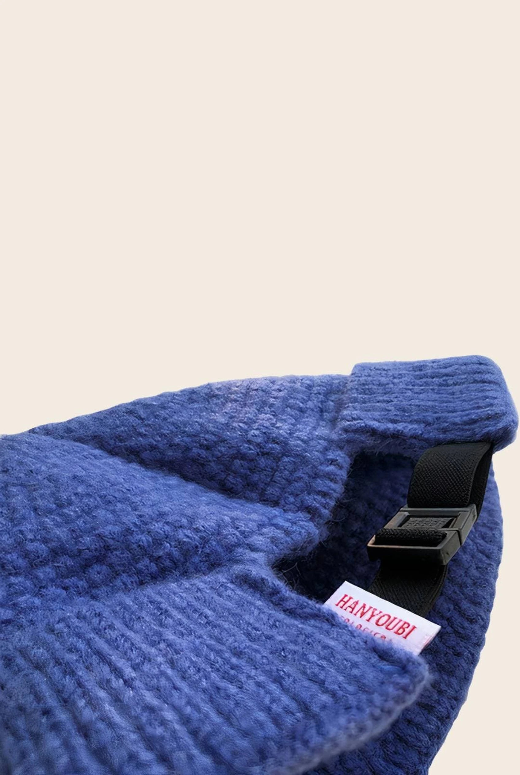 Gros plan sur la sangle réglable du bonnet docker Grosse Maille bleu