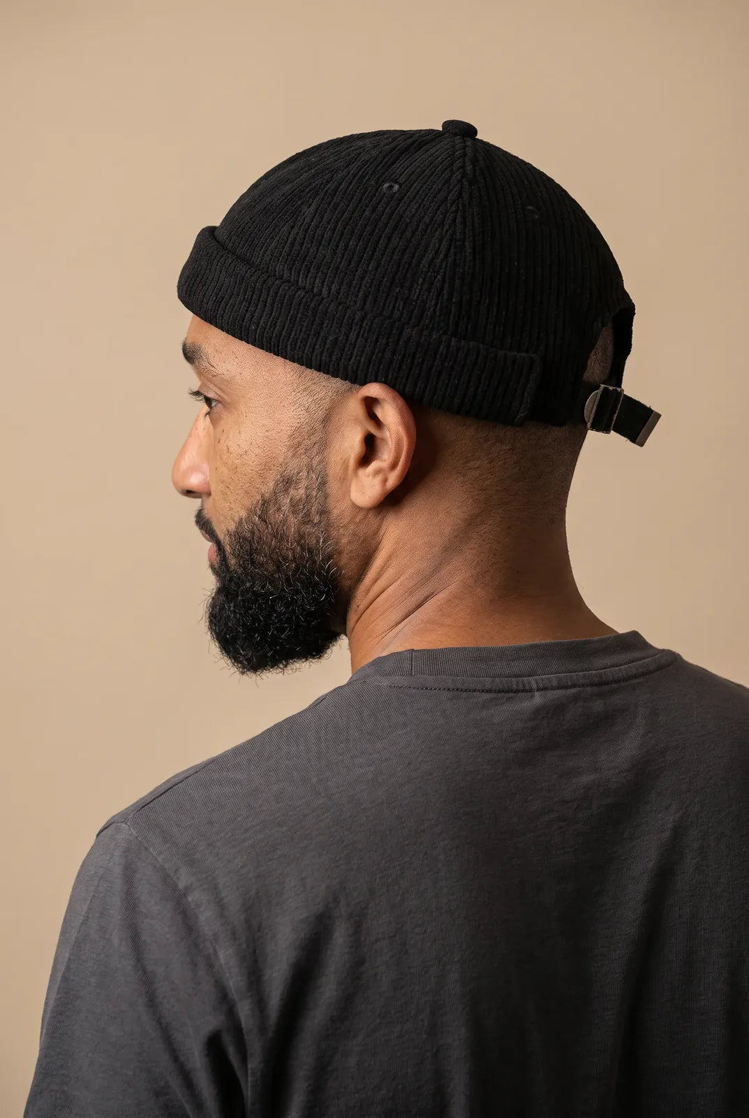 Bonnet docker Hiver noir porté par un homme, vue de dos sur la fermeture
