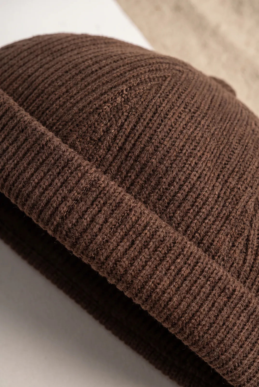 Gros plan sur la matière du bonnet docker Hiver noir