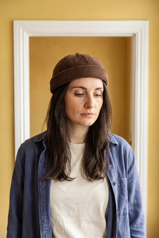 Bonnet docker Hiver noir porté par une femme en intérieur