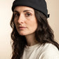 Bonnet docker Imperméable vert militaire porté par une femme, portrait