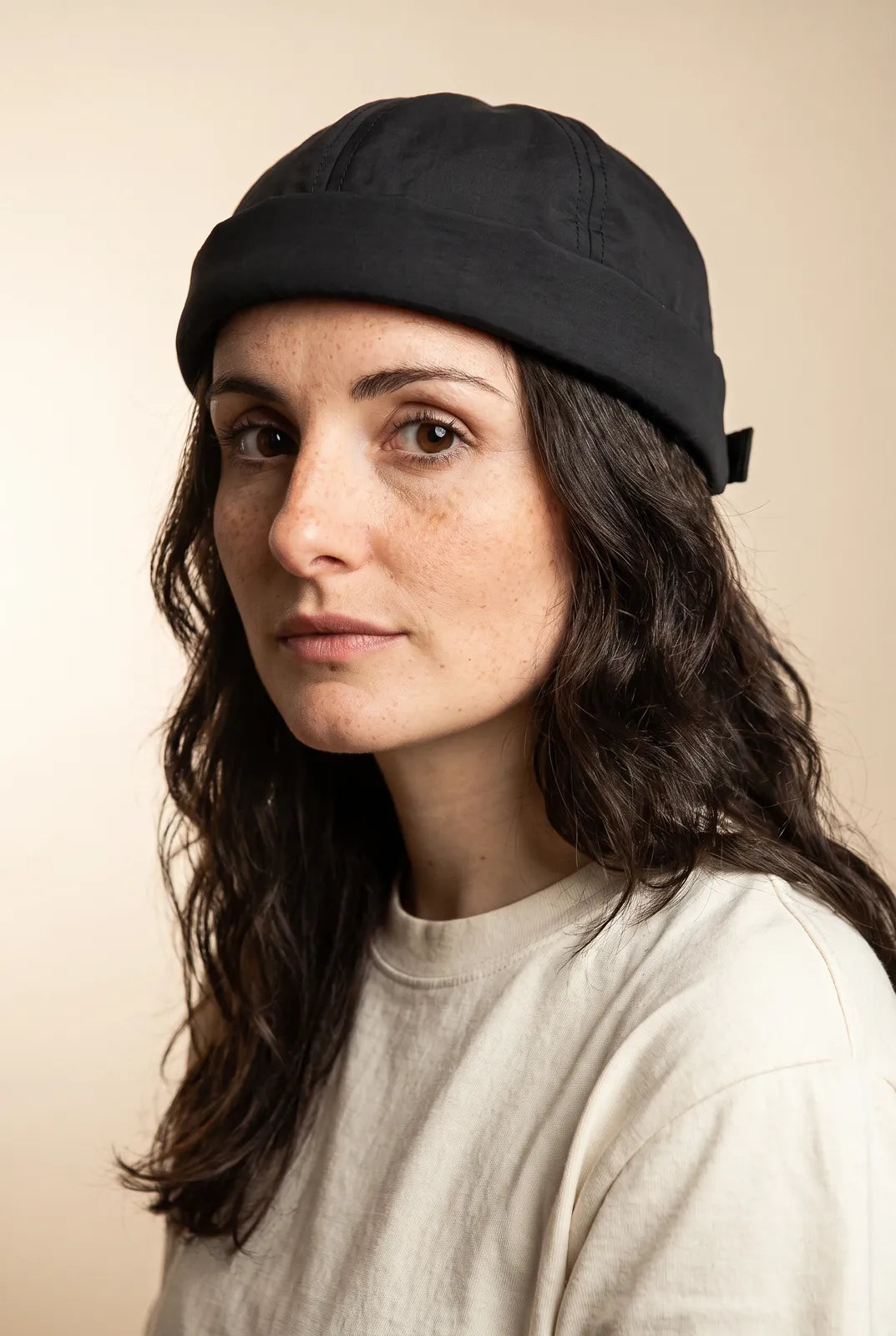 Bonnet docker Imperméable vert militaire porté par une femme, portrait