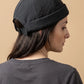 Bonnet docker Imperméable vert militaire porté par une femme, vue de dos sur la fermeture