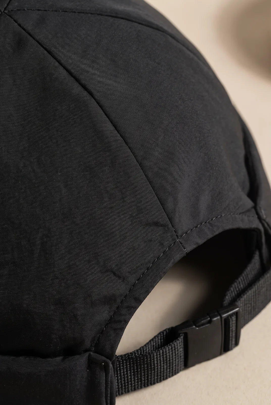 Gros plan sur la matière du bonnet docker Imperméable vert militaire