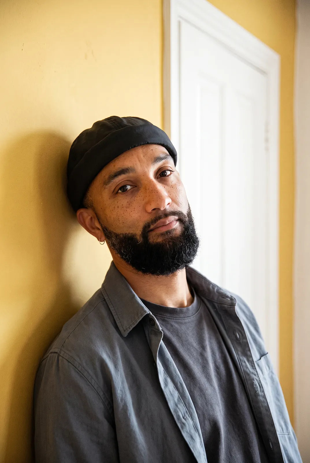 Bonnet docker Imperméable vert militaire porté par un homme en intérieur