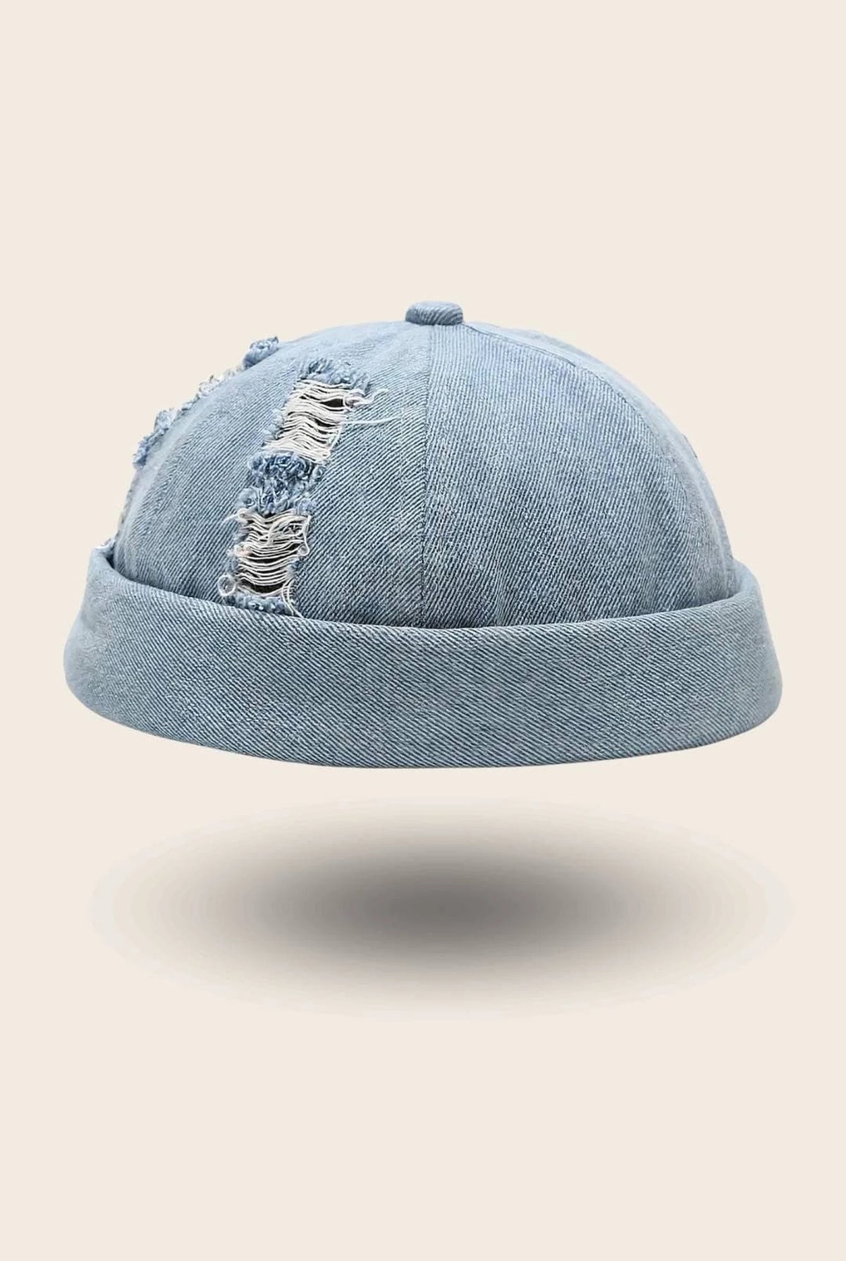 Bonnet docker en Jean bleu clair effet délavé et déchiré, vue de face