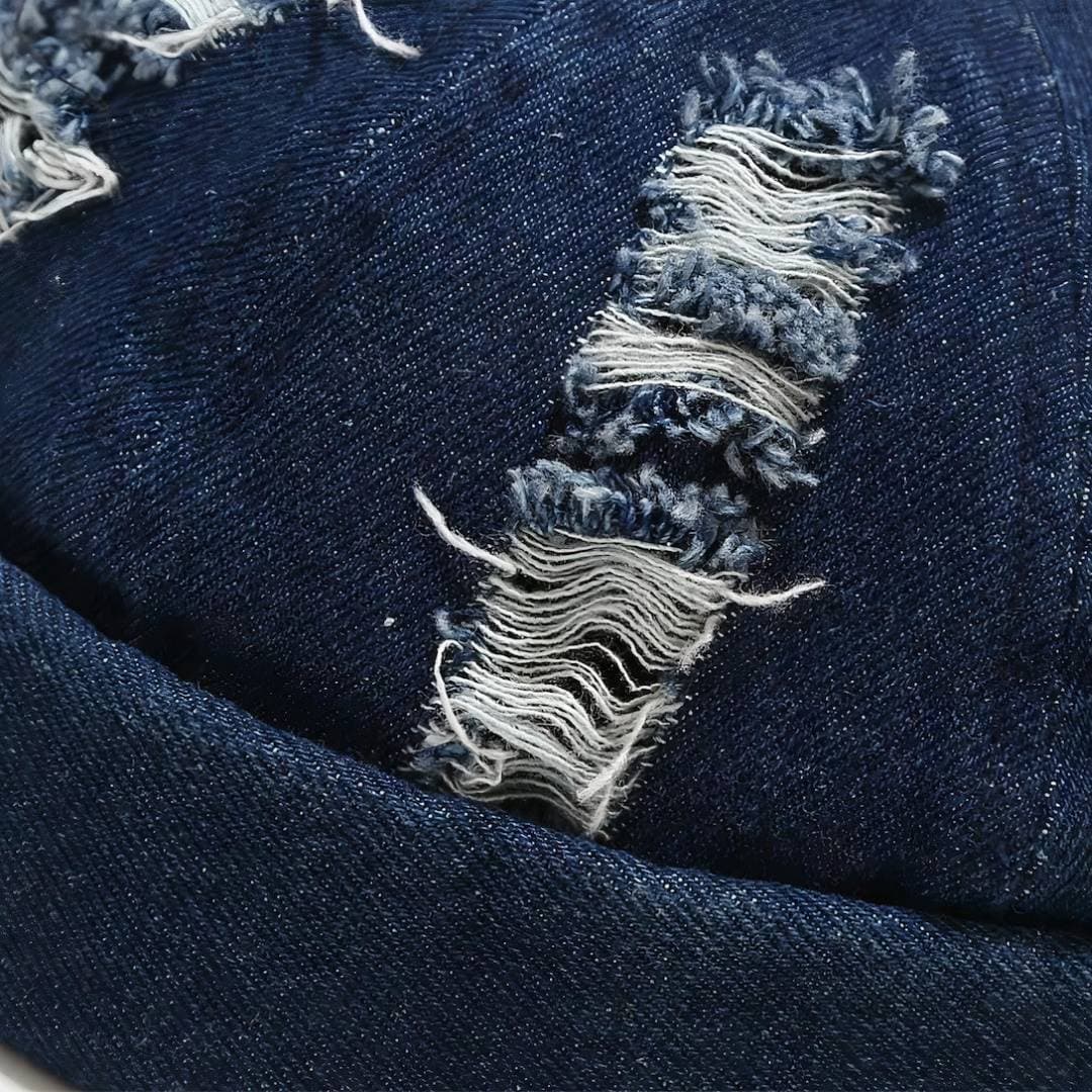 Gros plan sur l'effet déchiré du bonnet docker en Jean