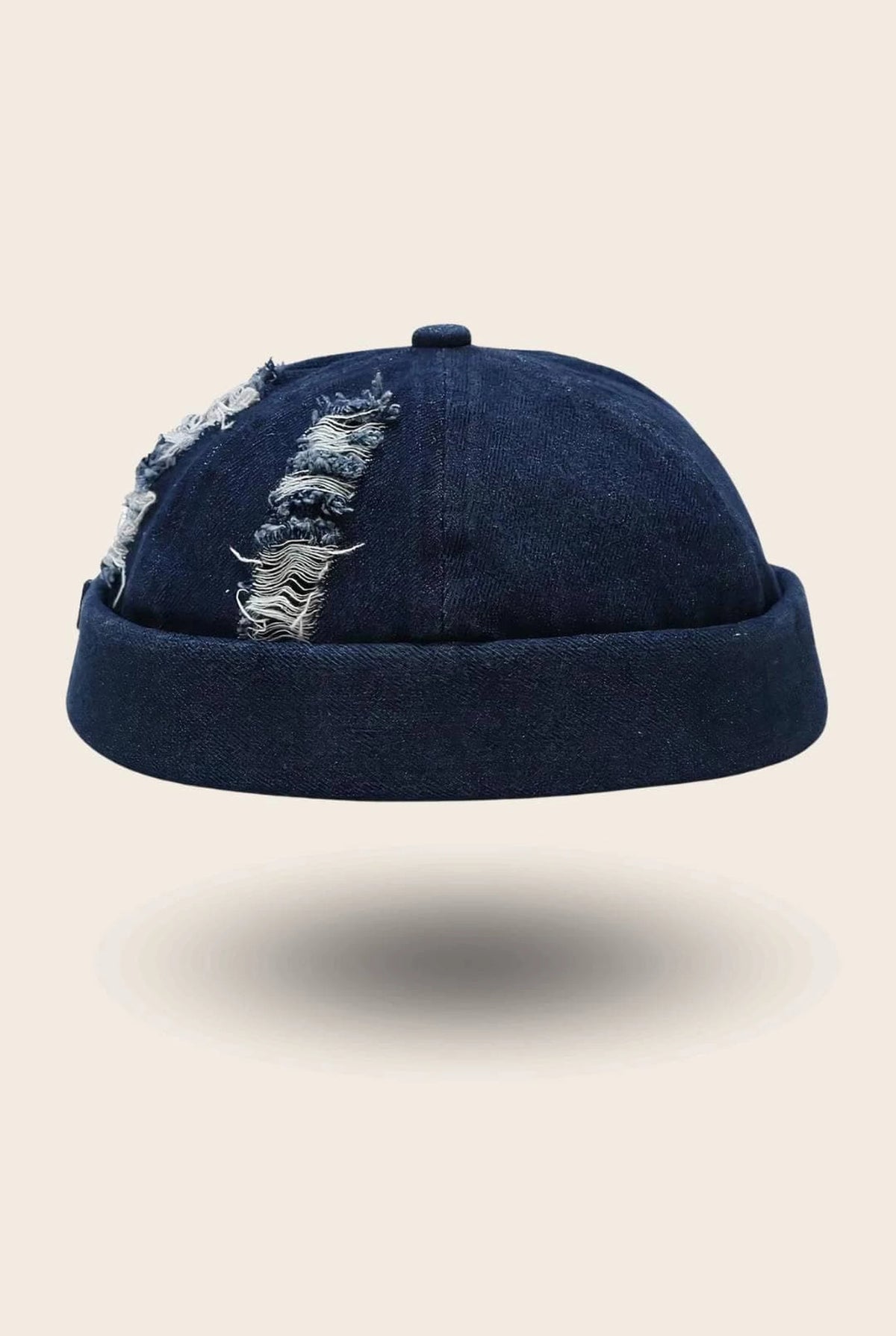 Bonnet docker en Jean bleu marine effet délavé et déchiré, vue de face