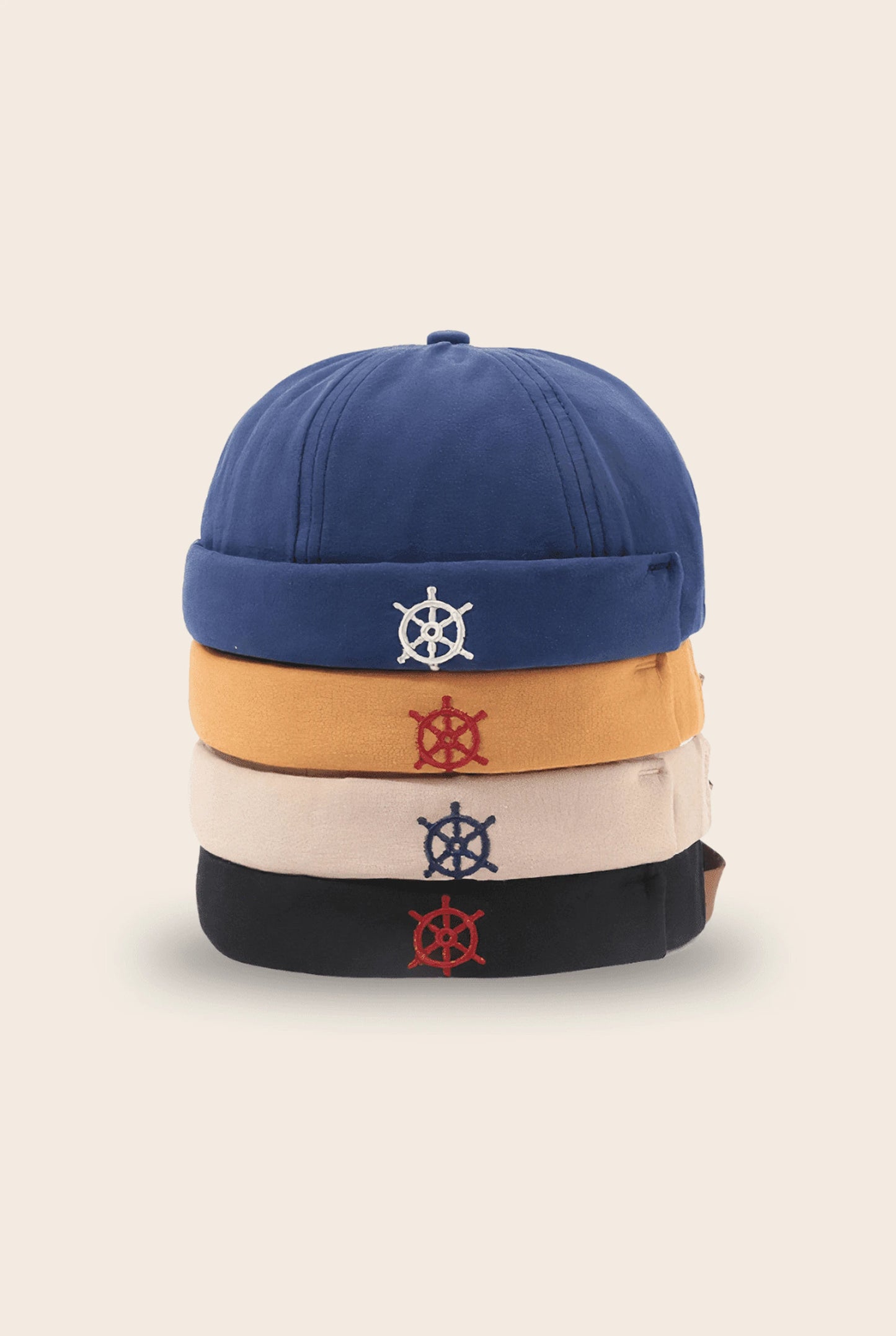 Bonnets docker Marin empilés en 4 coloris avec gouvernail brodé