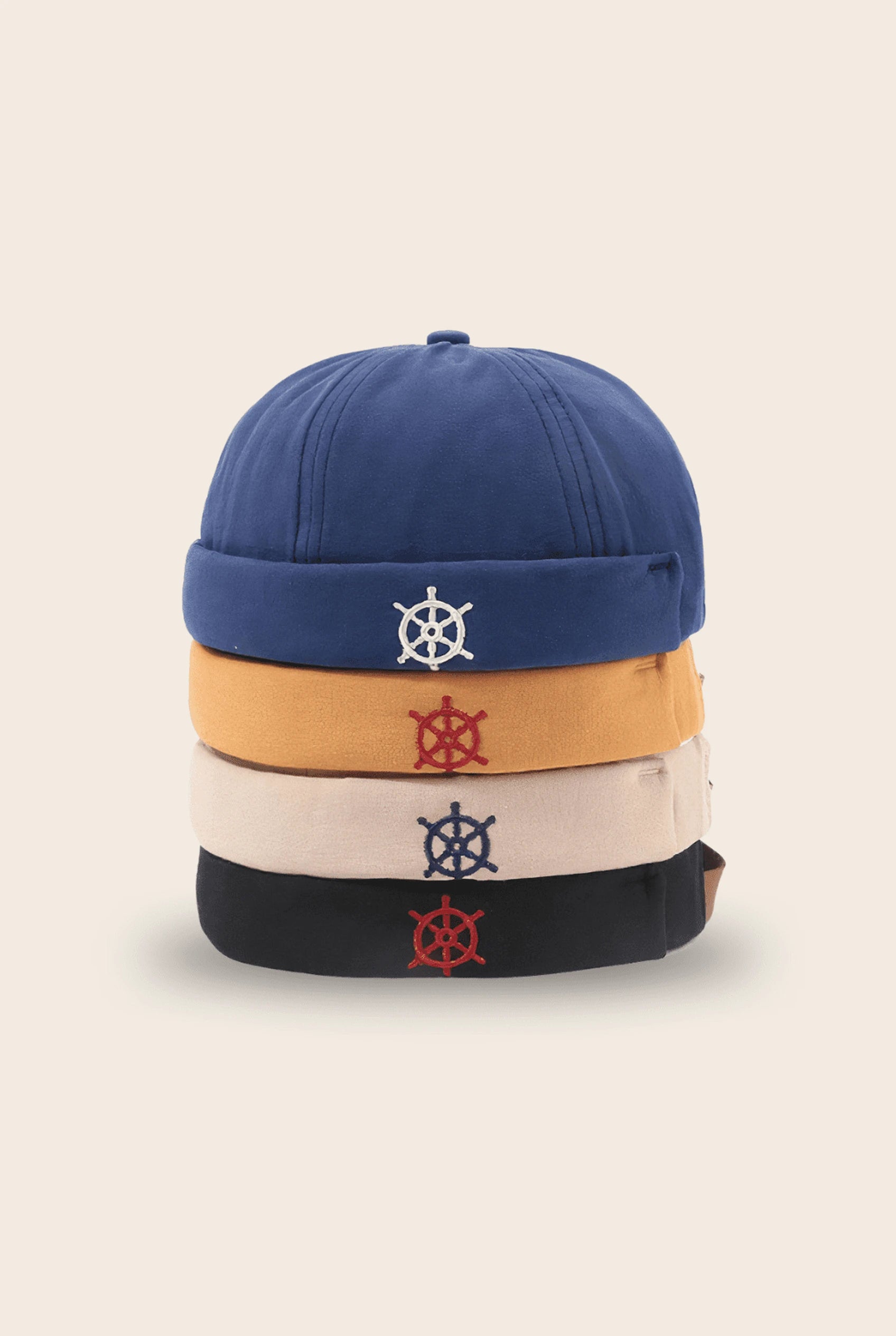 Bonnets docker Marin empilés en 4 coloris avec gouvernail brodé