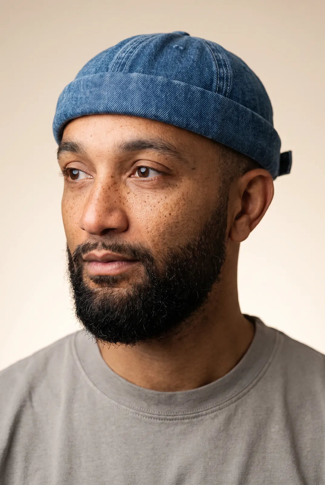 Bonnet docker Miki Jeans porté par un homme, portrait