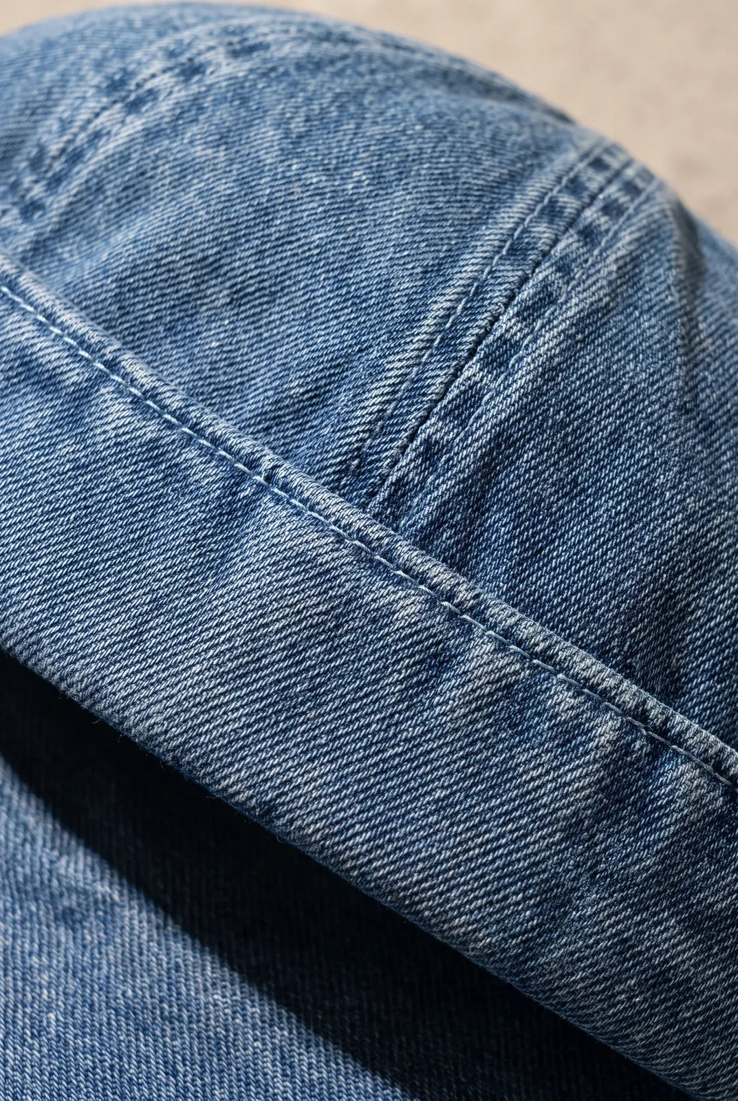 Gros plan sur la matière du bonnet docker Miki Jeans