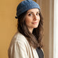 Bonnet docker Miki Jeans porté par une femme en intérieur