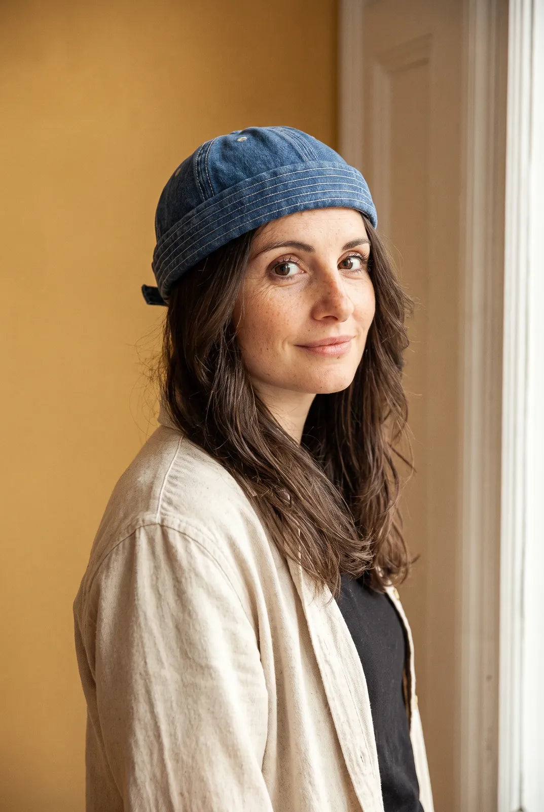 Bonnet docker Miki Jeans porté par une femme en intérieur