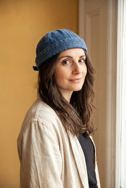 Bonnet docker Miki Jeans porté par une femme en intérieur