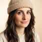 Bonnet docker Mouton retourné beige porté par une femme, portrait