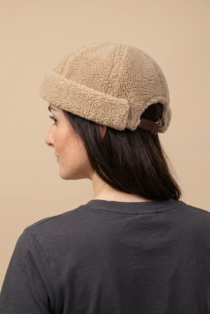 Bonnet docker Mouton retourné beige porté par une femme, vue de dos sur la fermeture