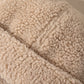 Gros plan sur la matière du bonnet docker Mouton retourné beige