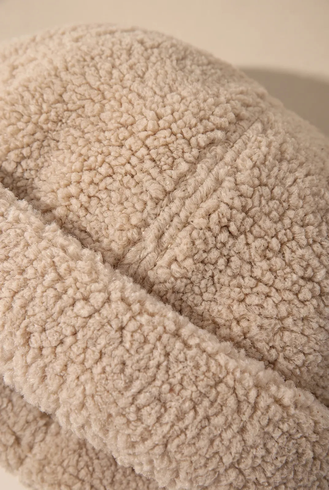 Gros plan sur la matière du bonnet docker Mouton retourné beige
